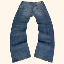 Load image into Gallery viewer, Diesel Industry "Viker" Straight Leg Jeans 31/30 (M)

