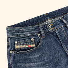 Load image into Gallery viewer, Diesel Industry Straight Leg Jeans (M)
