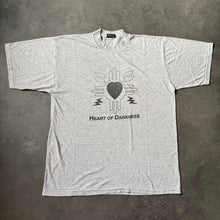 Lade das Bild in den Galerie-Viewer, Vintage Heart Of Darkness 90s Drag Queer Gay Bar Distressed T-Shirt (XL)
