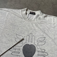 Lade das Bild in den Galerie-Viewer, Vintage Heart Of Darkness 90s Drag Queer Gay Bar Distressed T-Shirt (XL)
