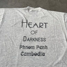 Lade das Bild in den Galerie-Viewer, Vintage Heart Of Darkness 90s Drag Queer Gay Bar Distressed T-Shirt (XL)
