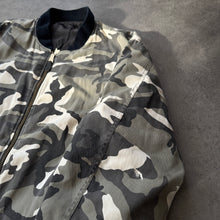 Lade das Bild in den Galerie-Viewer, Vintage 2000s Camo Bomber Jacket (XL)
