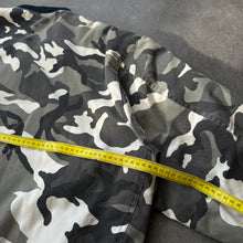 Lade das Bild in den Galerie-Viewer, Vintage 2000s Camo Bomber Jacket (XL)
