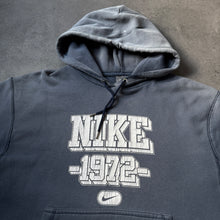 Lade das Bild in den Galerie-Viewer, Nike Sun Faded Distressed Vintage 2000s Spell Out Sweater (XL)
