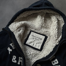 Lade das Bild in den Galerie-Viewer, Abercrombie &amp; Fitch Spell Out Zipper (M)
