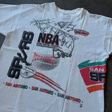 Lade das Bild in den Galerie-Viewer, San Fransisco 90s NBA San Antonio Spurs 1990 Single Stitch T-Shirt (XXL)
