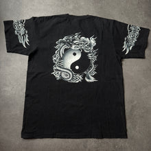 Lade das Bild in den Galerie-Viewer, Vintage 2000s Thai Tribal Ying &amp; Yang Dragon T-Shirt (L)
