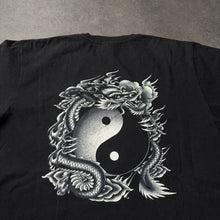 Lade das Bild in den Galerie-Viewer, Vintage 2000s Thai Tribal Ying &amp; Yang Dragon T-Shirt (L)
