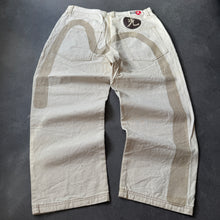 Lade das Bild in den Galerie-Viewer, Raw Blue Vintage 2000s Printed Baggy Jeans (XL)
