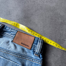 Load image into Gallery viewer, Diesel Industry "Viker" Straight Leg Jeans (M)
