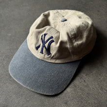 Lade das Bild in den Galerie-Viewer, New York Yankees Faded 2000s Cap
