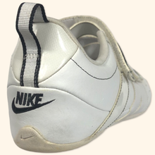 Load image into Gallery viewer, Nike 2000s Trainer (EU44)
