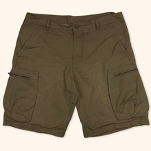 Lade das Bild in den Galerie-Viewer, Nike Swoosh Cargo Shorts (XL)
