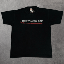 Lade das Bild in den Galerie-Viewer, The Goverment fucks me every Day Printed T-Shirt (L)
