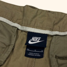 Lade das Bild in den Galerie-Viewer, Nike Swoosh Cargo Shorts (XL)
