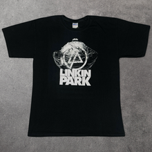 Lade das Bild in den Galerie-Viewer, Linkin Park early 2010s Gildan Heavy Cotton Print T-shirt (XL)
