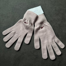 Lade das Bild in den Galerie-Viewer, Nike Light Pink Gloves
