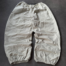 Lade das Bild in den Galerie-Viewer, Nike 2000s Parachute 3/4 Shorts (XL)
