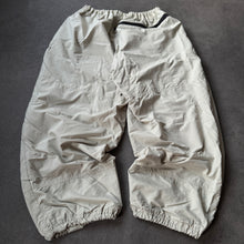 Lade das Bild in den Galerie-Viewer, Nike 2000s Parachute 3/4 Shorts (XL)
