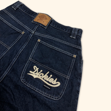 Lade das Bild in den Galerie-Viewer, Dickies Embroidered 3/4 Baggy Shorts (M/L)
