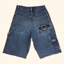 Lade das Bild in den Galerie-Viewer, Fubu Vintage Croped Baggy Shorts (M)
