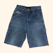 Lade das Bild in den Galerie-Viewer, Fubu Vintage Croped Baggy Shorts (M)
