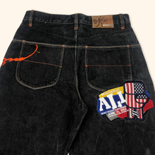 Lade das Bild in den Galerie-Viewer, Fubu Platinum Muhammad Ali Baggy Jeans (XL)
