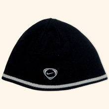 Lade das Bild in den Galerie-Viewer, Nike Embroidered Reversible Beanie
