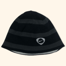 Lade das Bild in den Galerie-Viewer, Nike Embroidered Reversible Beanie
