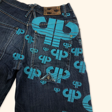 Lade das Bild in den Galerie-Viewer, Pelle Pelle Embroidered Hip Hop Baggy Jorts (L)
